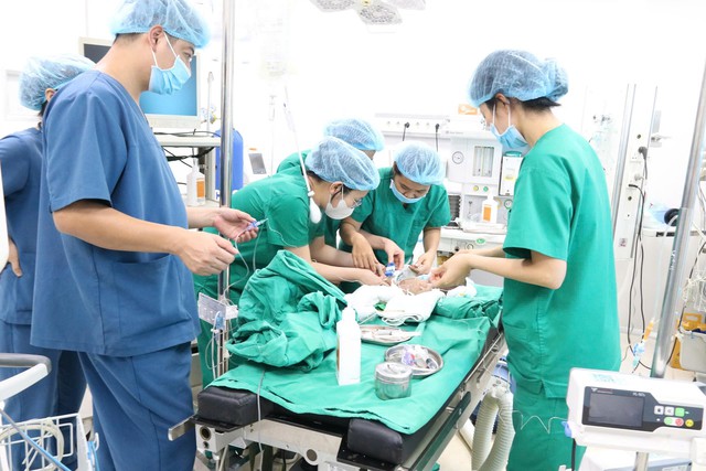 Lần đầu tiên phẫu thuật nội soi lấy máu tụ, bơm rửa não thất cho trẻ sinh non 28 tuần.- Ảnh 1.