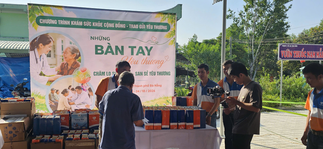 Gieo nhân ái, trao niềm vui qua chương trình “Những bàn tay yêu thương” tại xã Thu Bồn - Ảnh 1.