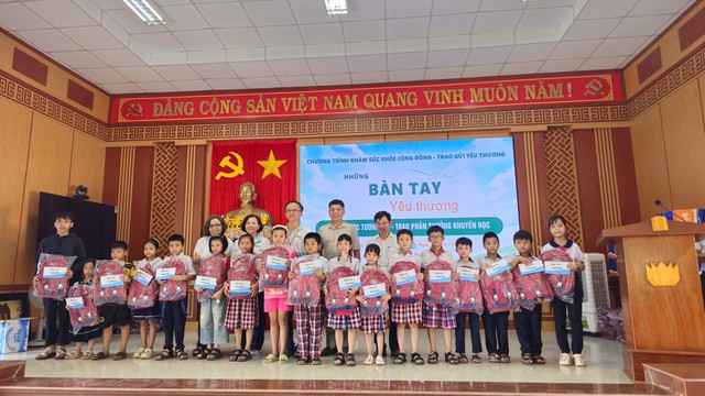 Gieo nhân ái, trao niềm vui qua chương trình “Những bàn tay yêu thương” tại xã Thu Bồn - Ảnh 3.