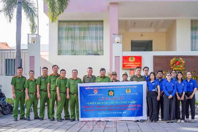Công an phường Hưng Phú: Chuyển đổi số xuất phát từ lợi ích của người dân - Ảnh 4.