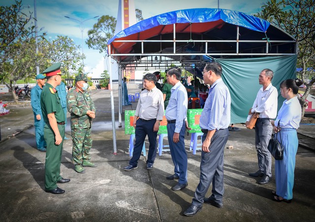 Thăm, động viên lực lượng làm nhiệm vụ lấy mẫu sinh phẩm hài cốt liệt sĩ tại Nghĩa trang Liệt sĩ Vĩnh Thuận- Ảnh 1.
