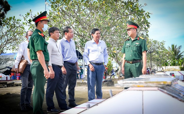 Thăm, động viên lực lượng làm nhiệm vụ lấy mẫu sinh phẩm hài cốt liệt sĩ tại Nghĩa trang Liệt sĩ Vĩnh Thuận- Ảnh 2.