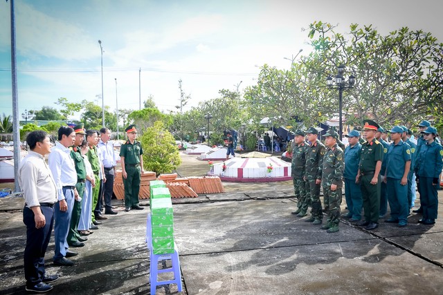 Thăm, động viên lực lượng làm nhiệm vụ lấy mẫu sinh phẩm hài cốt liệt sĩ tại Nghĩa trang Liệt sĩ Vĩnh Thuận- Ảnh 3.