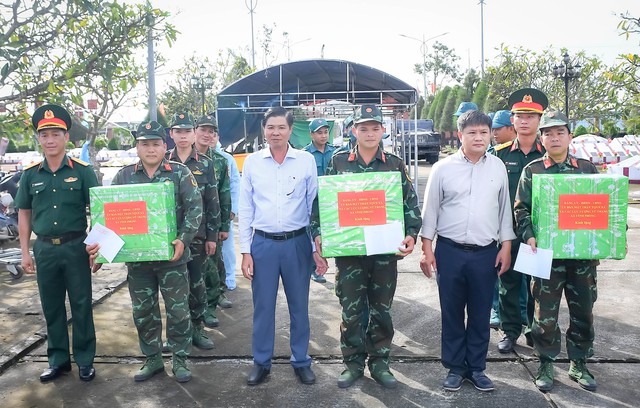 Thăm, động viên lực lượng làm nhiệm vụ lấy mẫu sinh phẩm hài cốt liệt sĩ tại Nghĩa trang Liệt sĩ Vĩnh Thuận- Ảnh 4.