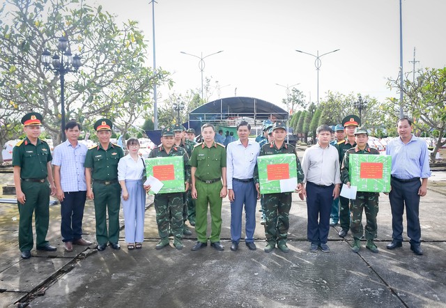 Thăm, động viên lực lượng làm nhiệm vụ lấy mẫu sinh phẩm hài cốt liệt sĩ tại Nghĩa trang Liệt sĩ Vĩnh Thuận- Ảnh 5.