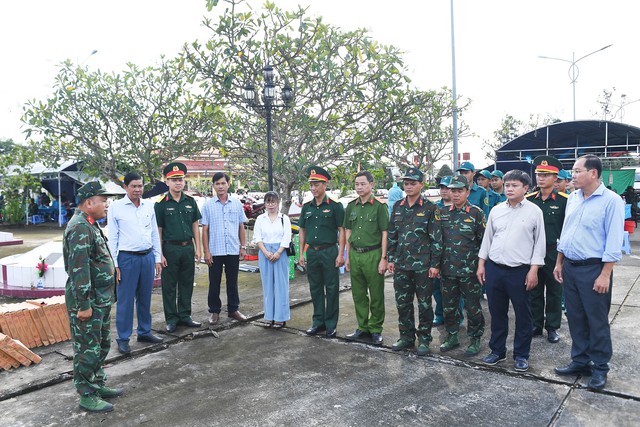 Thăm, động viên lực lượng làm nhiệm vụ lấy mẫu sinh phẩm hài cốt liệt sĩ tại Nghĩa trang Liệt sĩ Vĩnh Thuận- Ảnh 6.