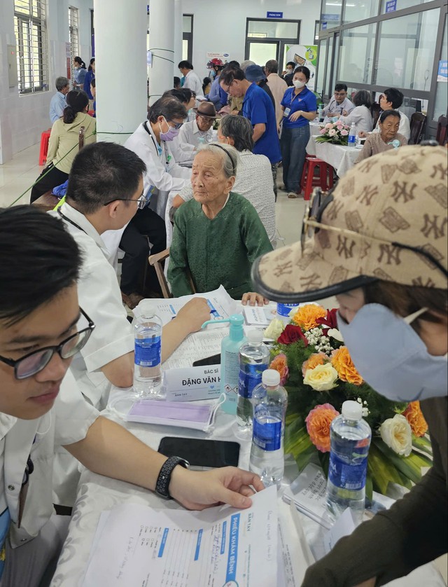 Gieo nhân ái, trao niềm vui qua chương trình “Những bàn tay yêu thương” tại xã Thu Bồn - Ảnh 2.