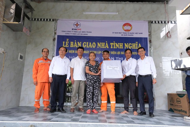 PC Đà Nẵng: Bàn giao nhà tình nghĩa cho các gia đình có hoàn cảnh khó khăn - Ảnh 2.