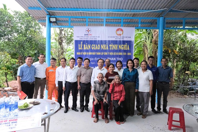 PC Đà Nẵng: Bàn giao nhà tình nghĩa cho các gia đình có hoàn cảnh khó khăn - Ảnh 4.