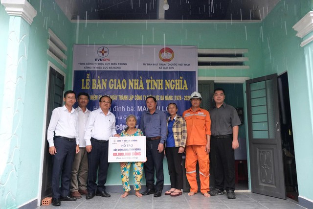 PC Đà Nẵng: Bàn giao nhà tình nghĩa cho các gia đình có hoàn cảnh khó khăn - Ảnh 1.