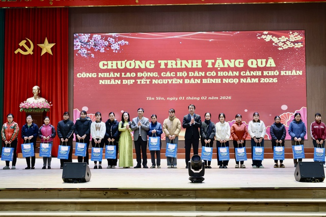 Lãnh đạo Đảng ủy MTTQ, tỉnh Bắc Ninh thăm, tặng quà Tết tại xã Tân Yên- Ảnh 1.