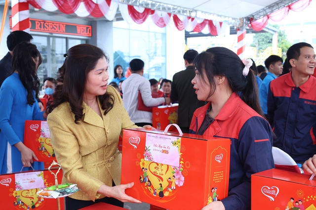 Lãnh đạo tỉnh Bắc Ninh thăm, tặng quà Tết công nhân Công ty Risesun New Material Việt Nam- Ảnh 2.