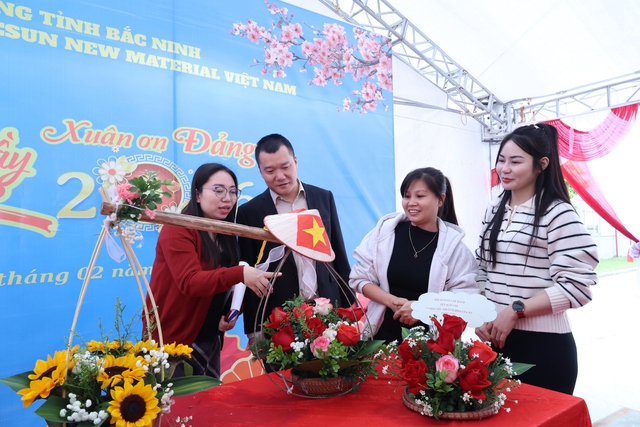 Lãnh đạo tỉnh Bắc Ninh thăm, tặng quà Tết công nhân Công ty Risesun New Material Việt Nam- Ảnh 4.