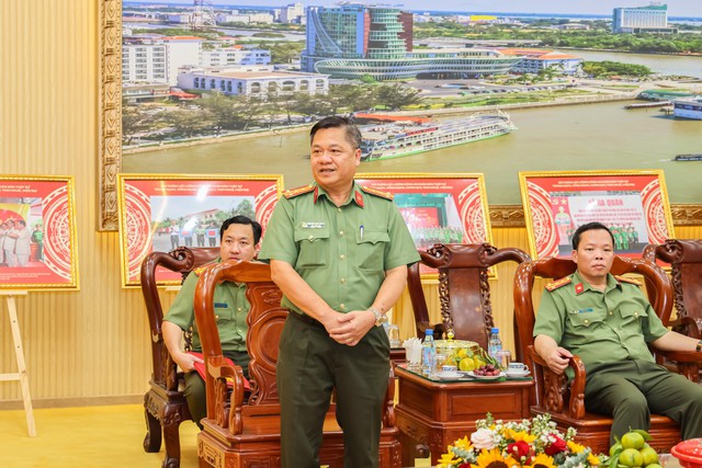 Bí thư Thành ủy Cần Thơ thăm, chúc Tết Công an TP Cần Thơ- Ảnh 2.