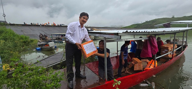 Đà Nẵng: Sở Tài chính trao tặng quà Tết cho người dân hai xã vùng núi- Ảnh 5.