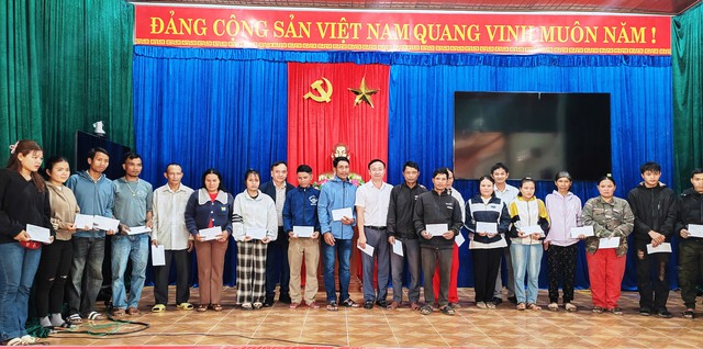 Đà Nẵng: Sở Tài chính trao tặng quà Tết cho người dân hai xã vùng núi- Ảnh 2.