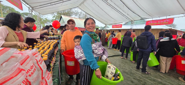 Đà Nẵng: Sở Tài chính trao tặng quà Tết cho người dân hai xã vùng núi- Ảnh 4.