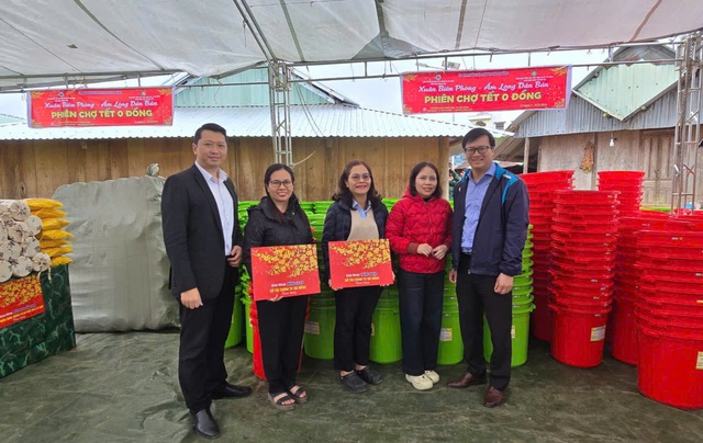 Đà Nẵng: Sở Tài chính trao tặng quà Tết cho người dân hai xã vùng núi- Ảnh 3.