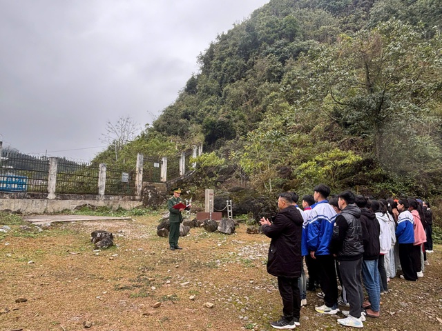 "Tiết học Biên cương" lan tỏa nhận thức pháp luật và tình yêu Tổ quốc nơi vùng biên giới Cao Bằng- Ảnh 3.