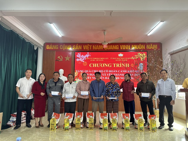 Đại diện Công ty An Hà Mỹ Xuân và chính quyền xã Yên Thành trao quà Tết, gửi đến các hộ nghèo những phần quà thiết thực, góp phần mang lại mùa xuân ấm áp, nghĩa tình.