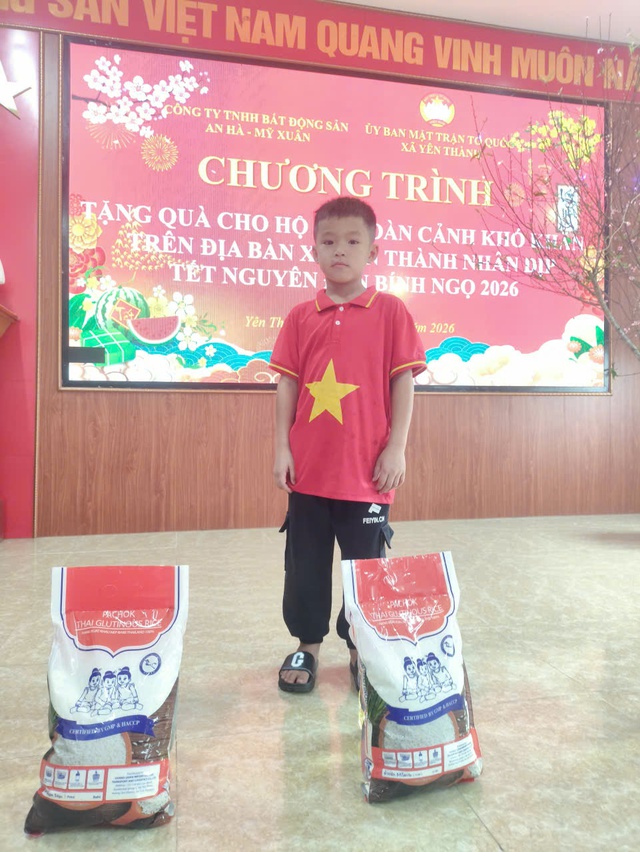 Em nhỏ đại diện gia đình khó khăn vui mừng nhận phần quà Tết