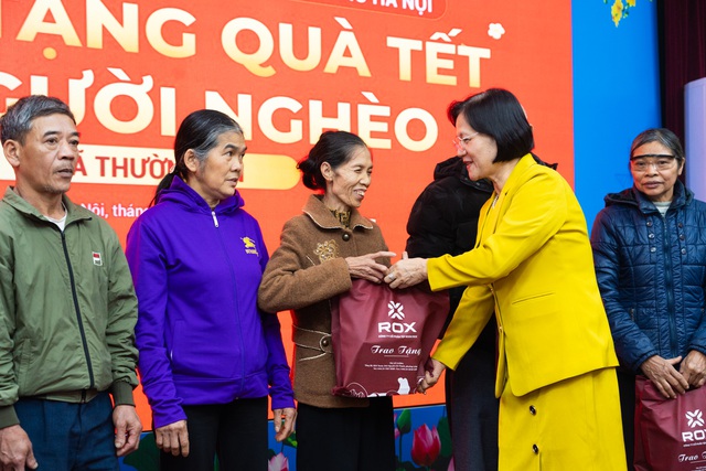 Gói quà Tết nghĩa tình gửi đến những hoàn cảnh khó khăn- Ảnh 2.