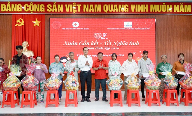 An Giang: Trao 80 suất quà Tết cho người dân có hoàn cảnh khó khăn xã Vĩnh Thuận- Ảnh 1.