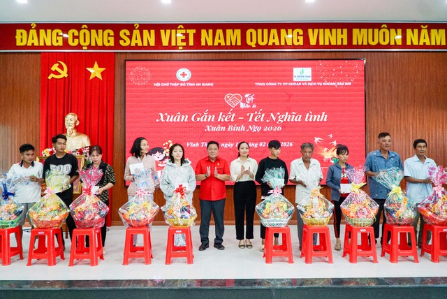 An Giang: Trao 80 suất quà Tết cho người dân có hoàn cảnh khó khăn xã Vĩnh Thuận- Ảnh 2.