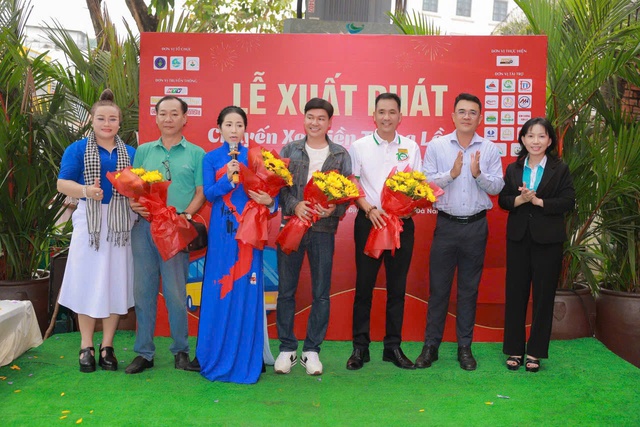 Cộng đồng Doanh nghiệp Quảng Ngãi với “chuyến xe không đồng” lần 9 đưa bà con về quê đón Tết- Ảnh 4. Cộng đồng Doanh nghiệp Quảng Ngãi với “chuyến xe không đồng” lần 9 đưa bà con về quê đón Tết- Ảnh 4.