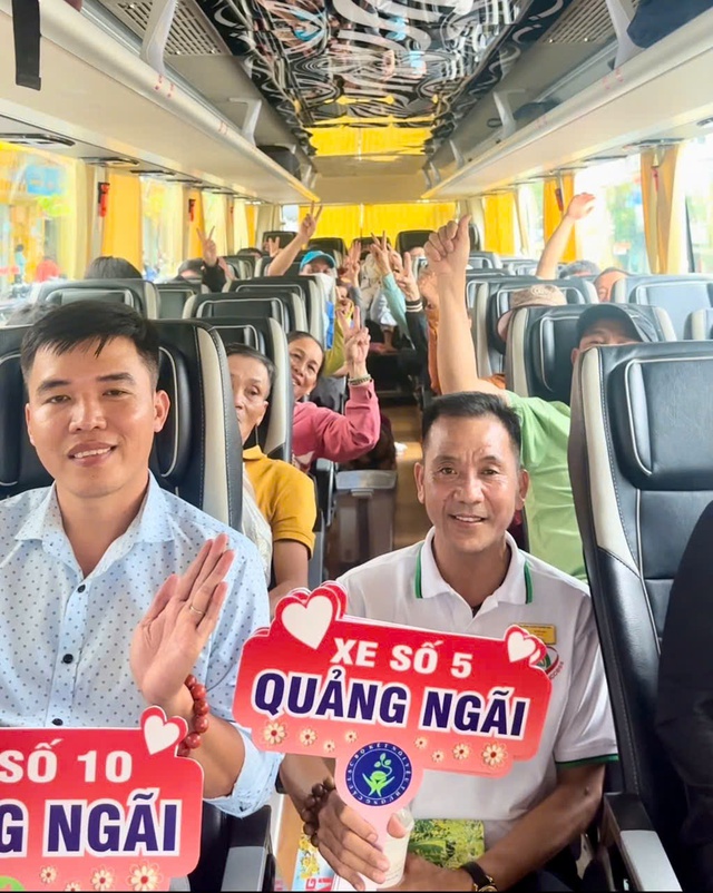 Cộng đồng Doanh nghiệp Quảng Ngãi với “chuyến xe không đồng” lần 9 đưa bà con về quê đón Tết- Ảnh 6. Cộng đồng Doanh nghiệp Quảng Ngãi với “chuyến xe không đồng” lần 9 đưa bà con về quê đón Tết- Ảnh 6.