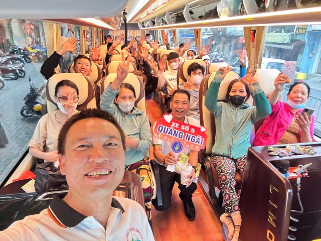 Cộng đồng Doanh nghiệp Quảng Ngãi với “chuyến xe không đồng” lần 9 đưa bà con về quê đón Tết- Ảnh 5. Cộng đồng Doanh nghiệp Quảng Ngãi với “chuyến xe không đồng” lần 9 đưa bà con về quê đón Tết- Ảnh 5.