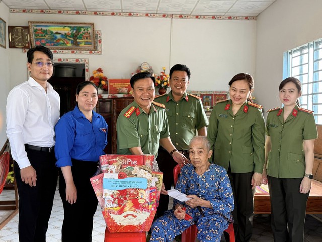 Phòng An ninh Kinh tế tổ chức sinh hoạt chính trị mừng Đảng, mừng Xuân mới- Ảnh 1.