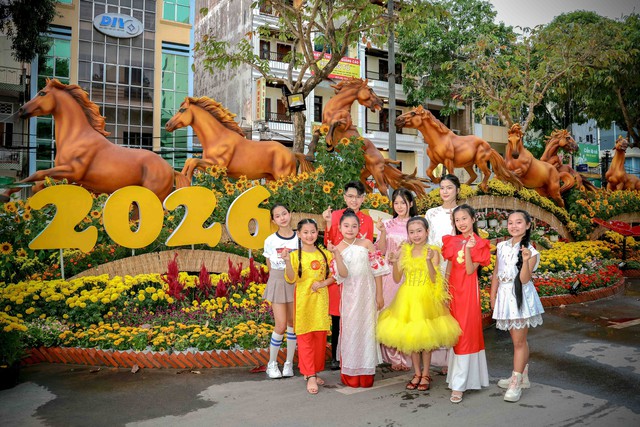 Đường Hoa nghệ thuật TP. Cần Thơ rộn ràng sắc Xuân- Ảnh 11. Đường Hoa nghệ thuật TP. Cần Thơ rộn ràng sắc Xuân- Ảnh 11.