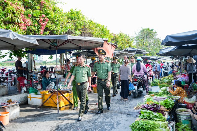 Cần Thơ: Chủ động từ sớm, quyết liệt từ cơ sở, không để bị động, bất ngờ trong mọi tình huống- Ảnh 1.