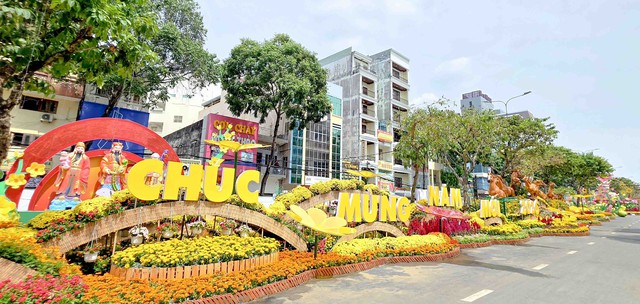 Đường Hoa nghệ thuật TP. Cần Thơ rộn ràng sắc Xuân- Ảnh 1. Đường Hoa nghệ thuật TP. Cần Thơ rộn ràng sắc Xuân- Ảnh 1.