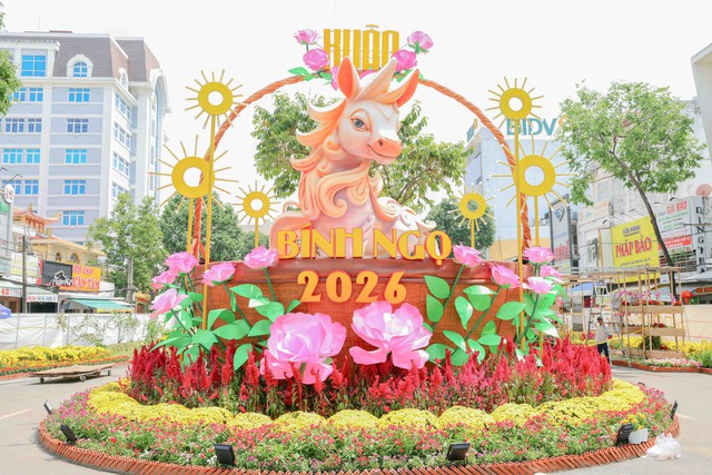 Đường Hoa nghệ thuật TP. Cần Thơ rộn ràng sắc Xuân- Ảnh 3. Đường Hoa nghệ thuật TP. Cần Thơ rộn ràng sắc Xuân- Ảnh 3.