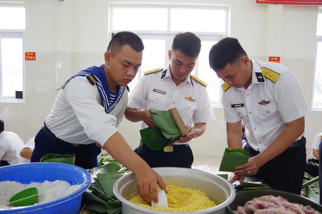 Vùng 2 Hải quân: Những chiếc bánh chưng ấm tình đồng đội tại Lữ đoàn 167- Ảnh 2.