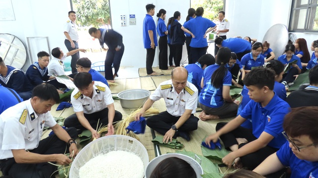 Vùng 2 Hải quân: Nhiều đơn vị thuộc Trung đoàn 251 gói bánh chưng mừng Xuân Bính Ngọ 2026- Ảnh 2.