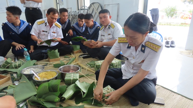 Vùng 2 Hải quân: Nhiều đơn vị thuộc Trung đoàn 251 gói bánh chưng mừng Xuân Bính Ngọ 2026- Ảnh 3.
