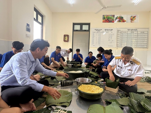 Vùng 2 Hải quân: Nhiều đơn vị thuộc Trung đoàn 251 gói bánh chưng mừng Xuân Bính Ngọ 2026- Ảnh 5.