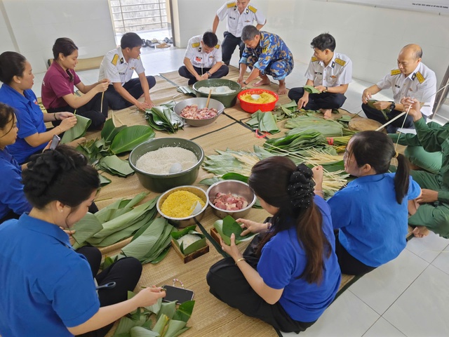 Vùng 2 Hải quân: Nhiều đơn vị thuộc Trung đoàn 251 gói bánh chưng mừng Xuân Bính Ngọ 2026- Ảnh 6.