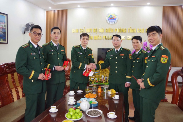 Lãnh đạo tỉnh Cao Bằng động viên lực lượng làm nhiệm vụ nơi tuyến đầu biên giới dịp đầu xuân- Ảnh 6.