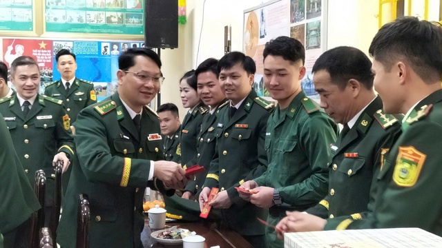 Lãnh đạo tỉnh Cao Bằng động viên lực lượng làm nhiệm vụ nơi tuyến đầu biên giới dịp đầu xuân- Ảnh 7.