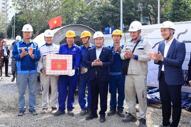 Chủ tịch TP Hà Nội kiểm tra, chúc Tết công nhân công trường các dự án chống úng ngập- Ảnh 3.