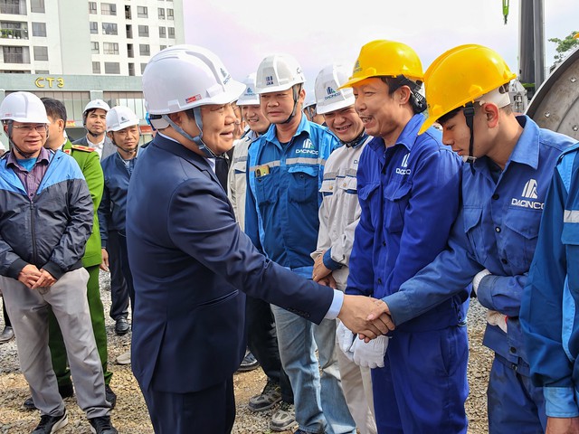 Chủ tịch TP Hà Nội kiểm tra, chúc Tết công nhân công trường các dự án chống úng ngập- Ảnh 2.