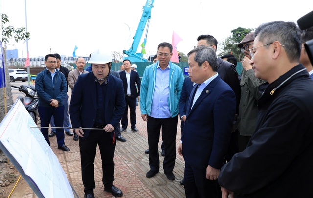 Chủ tịch TP Hà Nội kiểm tra, chúc Tết công nhân công trường các dự án chống úng ngập- Ảnh 1.