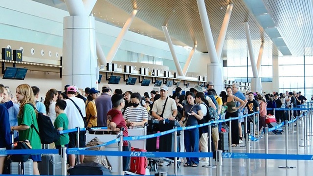 Tân Sơn Nhất đón lượng khách kỷ lục- Ảnh 1.