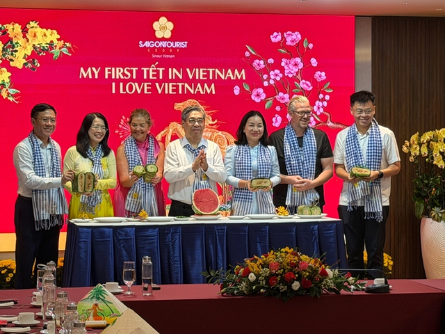 TP HCM: Tặng nón lá, mời khách quốc tế trải nghiệm Tết Việt- Ảnh 1. TP HCM: Tặng nón lá, mời khách quốc tế trải nghiệm Tết Việt- Ảnh 1.