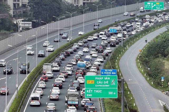 Không để xảy ra ùn tắc kéo dài trên các tuyến đường vào trung tâm Hà Nội và TP HCM- Ảnh 1.