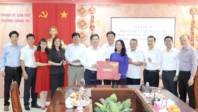 Bí thư Thành ủy Cần Thơ thăm Trường Chính trị thành phố ngày đầu Xuân- Ảnh 4.